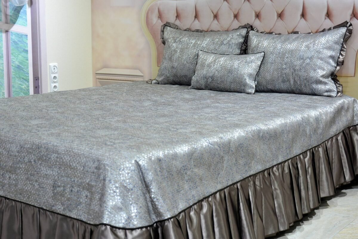 Dygsniuota lovatiesė su pamušalu pilkos spalvos dekoruota prabangiu klostuotu28 cm dekoru Verona28 260×260