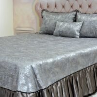 Dygsniuota lovatiesė su pamušalu pilkos spalvos dekoruota prabangiu klostuotu28 cm dekoru Verona28 260×260