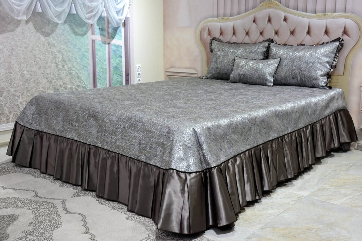 Dygsniuota lovatiesė su pamušalu pilkos spalvos dekoruota prabangiu klostuotu28 cm dekoru Verona28 260×260