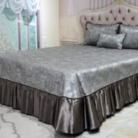 Dygsniuota lovatiesė su pamušalu pilkos spalvos dekoruota prabangiu klostuotu28 cm dekoru Verona28 260×260