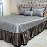 Dygsniuota lovatiesė su pamušalu pilkos spalvos dekoruota prabangiu klostuotu28 cm dekoru Verona28 260×260