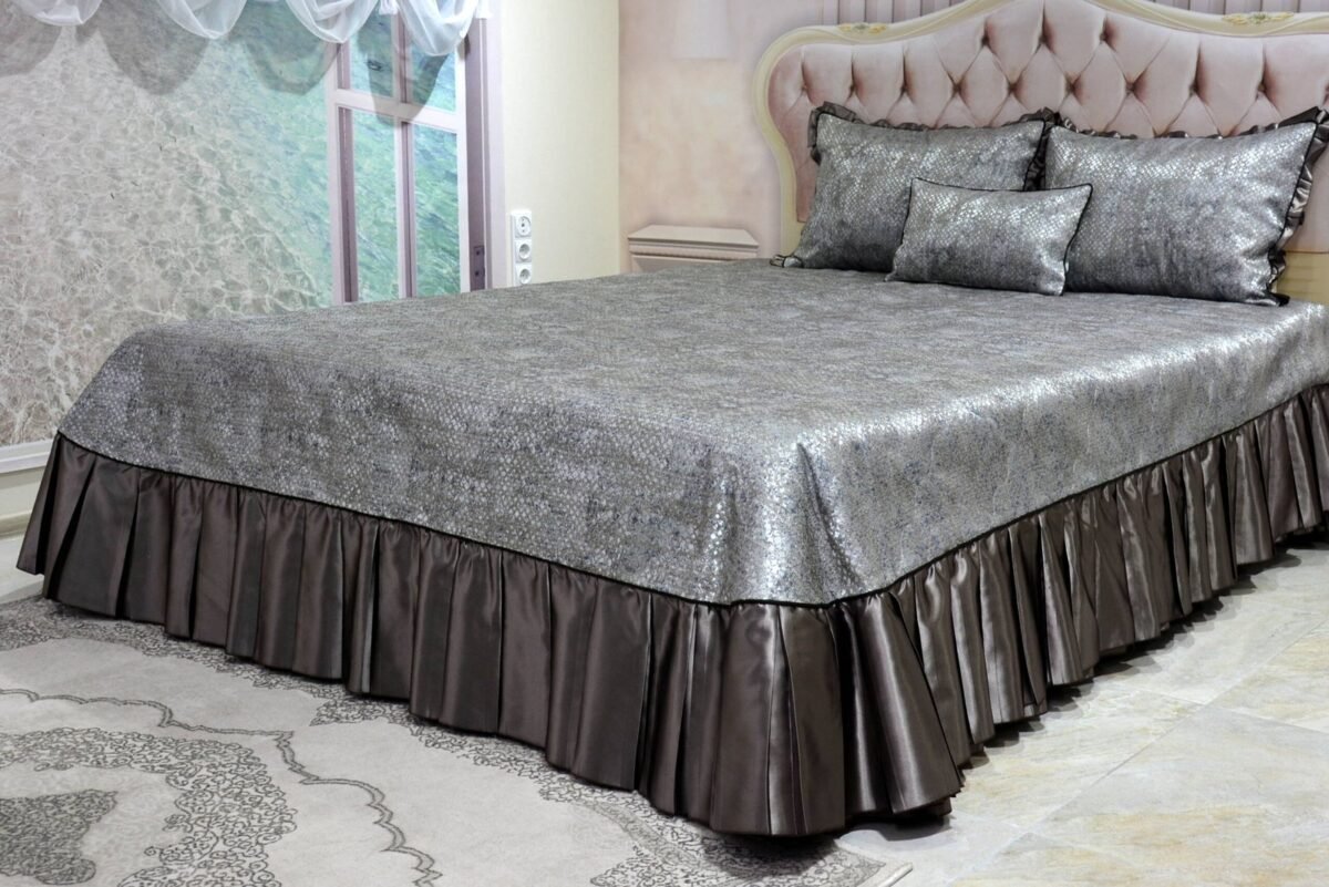 Dygsniuota lovatiesė su pamušalu pilkos spalvos dekoruota prabangiu klostuotu28 cm dekoru Verona28 260×260