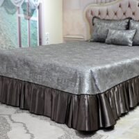 Dygsniuota lovatiesė su pamušalu pilkos spalvos dekoruota prabangiu klostuotu28 cm dekoru Verona28 260×260