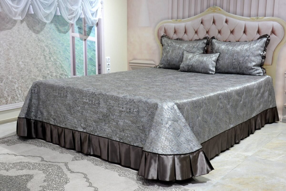 Dygsniuota lovatiesė su pamušalu pilkos spalvos dekoruota prabangiu klostuotu15 cm dekoru Verona15 260×260