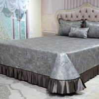 Dygsniuota lovatiesė su pamušalu pilkos spalvos dekoruota prabangiu klostuotu15 cm dekoru Verona15 260×260