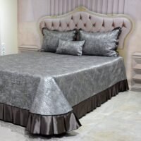 Dygsniuota lovatiesė su pamušalu pilkos spalvos dekoruota prabangiu klostuotu15 cm dekoru Verona15 260×260