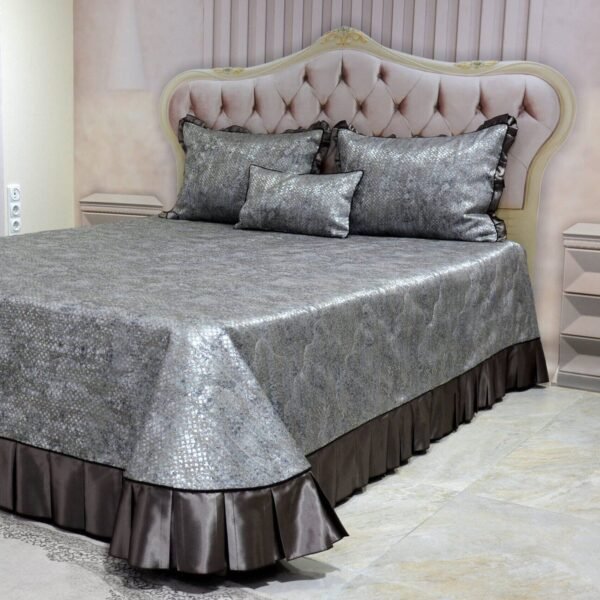Dygsniuota lovatiesė su pamušalu pilkos spalvos dekoruota prabangiu klostuotu15 cm dekoru Verona15 260×260