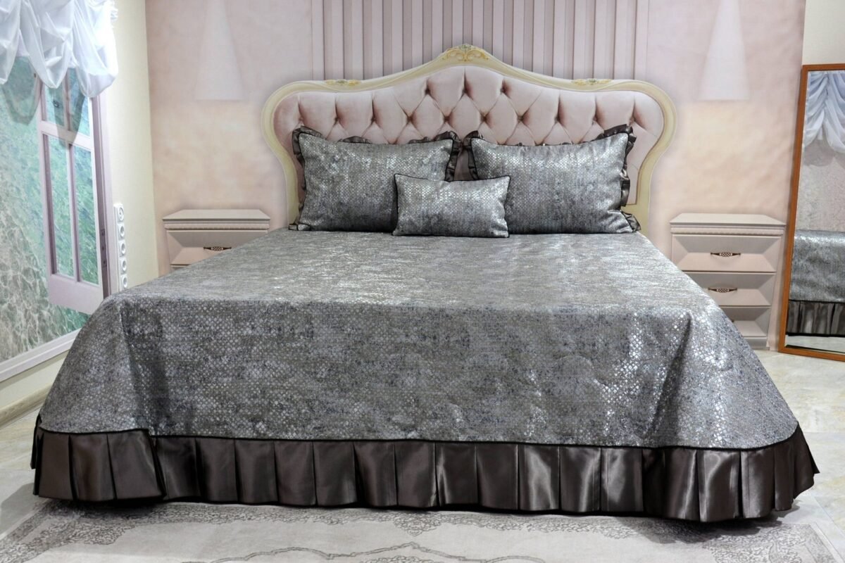 Dygsniuota lovatiesė su pamušalu pilkos spalvos dekoruota prabangiu klostuotu15 cm dekoru Verona15 260×260