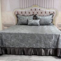 Dygsniuota lovatiesė su pamušalu pilkos spalvos dekoruota prabangiu klostuotu15 cm dekoru Verona15 260×260