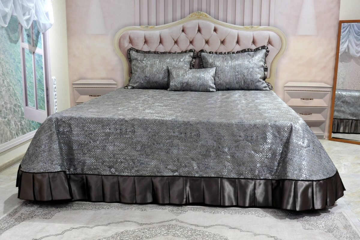 Dygsniuota lovatiesė su pamušalu pilkos spalvos dekoruota prabangiu klostuotu15 cm dekoru Verona15 260×260