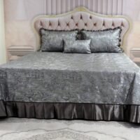 Dygsniuota lovatiesė su pamušalu pilkos spalvos dekoruota prabangiu klostuotu15 cm dekoru Verona15 260×260