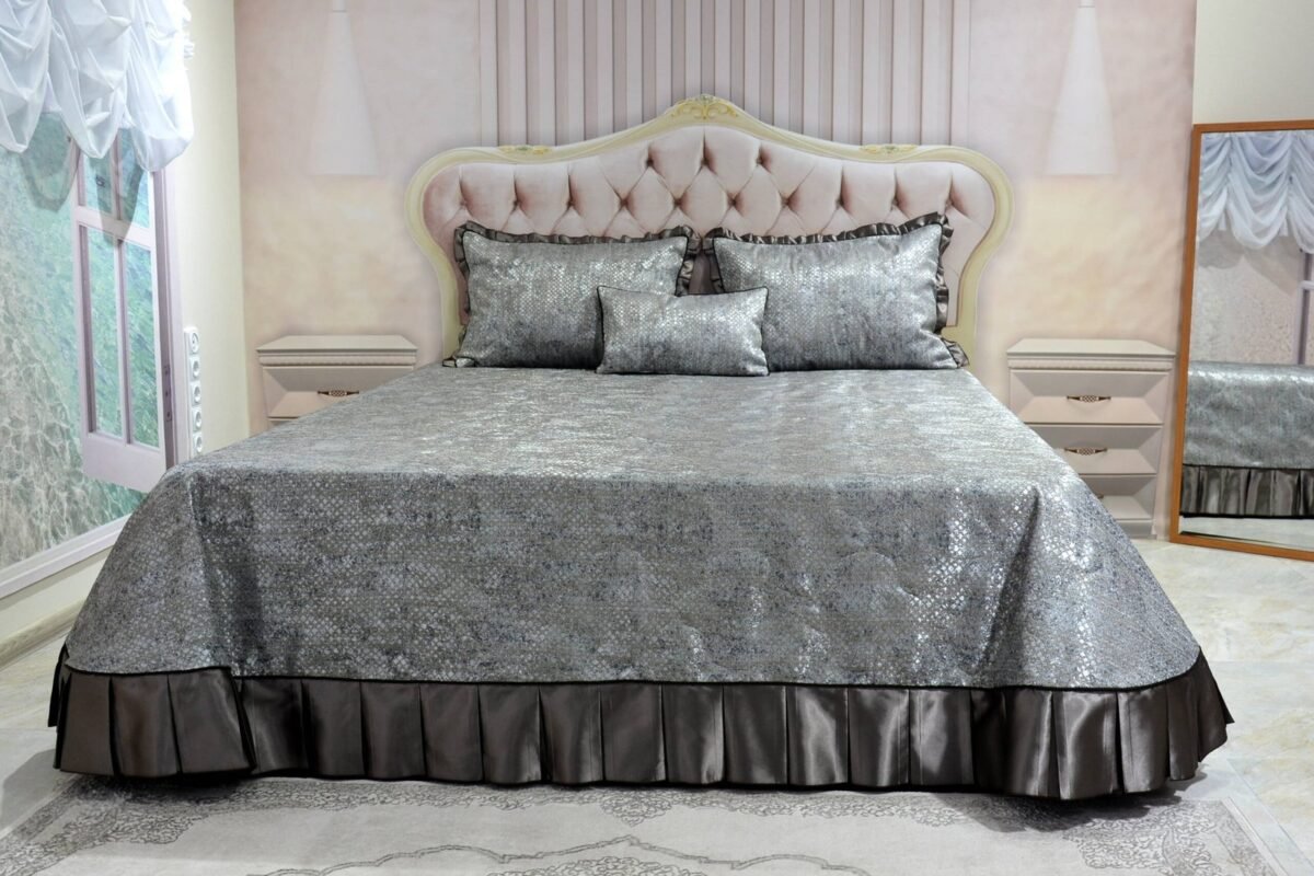 Dygsniuota lovatiesė su pamušalu pilkos spalvos dekoruota prabangiu klostuotu15 cm dekoru Verona15 260×260