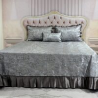 Dygsniuota lovatiesė su pamušalu pilkos spalvos dekoruota prabangiu klostuotu15 cm dekoru Verona15 260×260