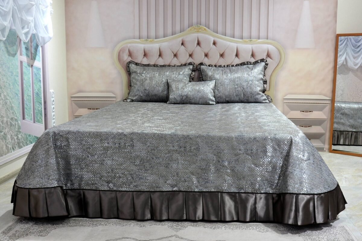 Dygsniuota lovatiesė su pamušalu pilkos spalvos dekoruota prabangiu klostuotu15 cm dekoru Verona15 260×260