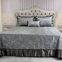 Dygsniuota lovatiesė su pamušalu pilkos spalvos dekoruota prabangiu klostuotu15 cm dekoru Verona15 260×260