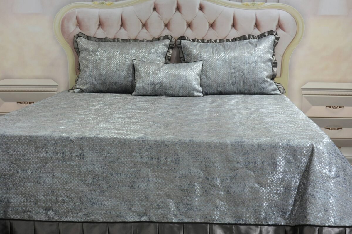 Dygsniuota lovatiesė su pamušalu pilkos spalvos dekoruota prabangiu klostuotu15 cm dekoru Verona15 260×260