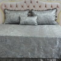 Dygsniuota lovatiesė su pamušalu pilkos spalvos dekoruota prabangiu klostuotu15 cm dekoru Verona15 260×260