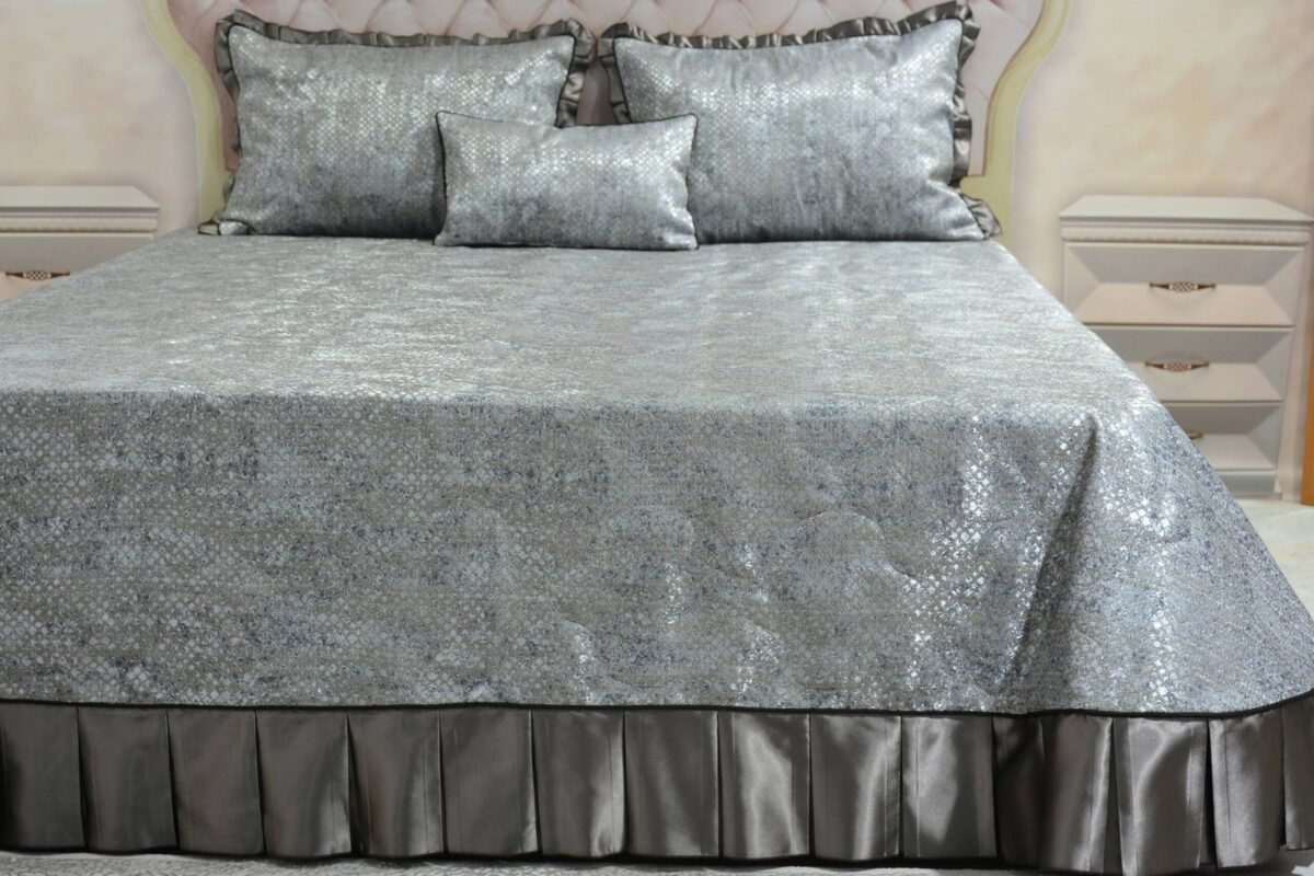 Dygsniuota lovatiesė su pamušalu pilkos spalvos dekoruota prabangiu klostuotu15 cm dekoru Verona15 260×260