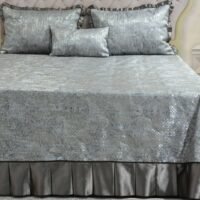 Dygsniuota lovatiesė su pamušalu pilkos spalvos dekoruota prabangiu klostuotu15 cm dekoru Verona15 260×260