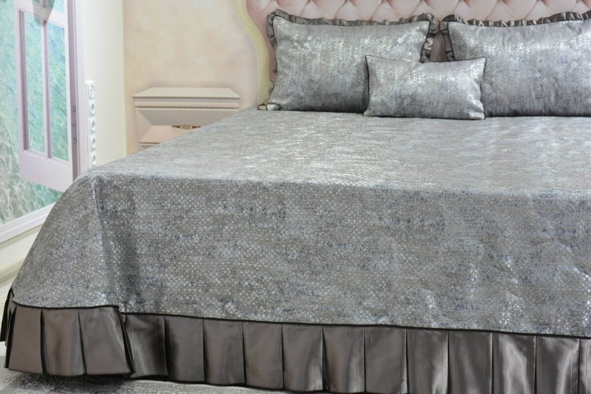 Dygsniuota lovatiesė su pamušalu pilkos spalvos dekoruota prabangiu klostuotu15 cm dekoru Verona15 260×260