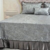 Dygsniuota lovatiesė su pamušalu pilkos spalvos dekoruota prabangiu klostuotu15 cm dekoru Verona15 260×260