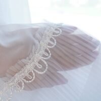 Dieninė užuolaida dekoruota klostuotų tiulių. Pagal individualų užsakymą.