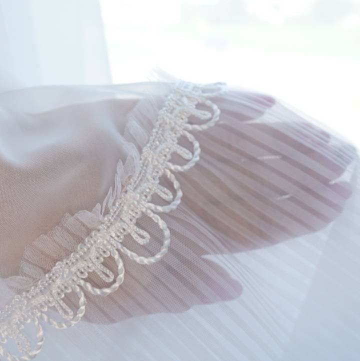 Pagal individualų užsakymą. Prabangi išskirtinio dizaino dienine užuolaida su plisuoto tiulio audinio dekoru