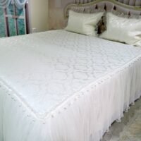 Pagal individualų užsakymą. Prabangi lovatiesė Emilija kreminės spalvos dekoruota tiulio smulkiomis klostėmis ir prabangiu baltu kutu 260×260