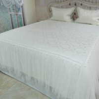 Pagal individualų užsakymą. Prabangi lovatiesė Emilija kreminės spalvos dekoruota tiulio smulkiomis klostėmis ir prabangiu baltu kutu 260×260