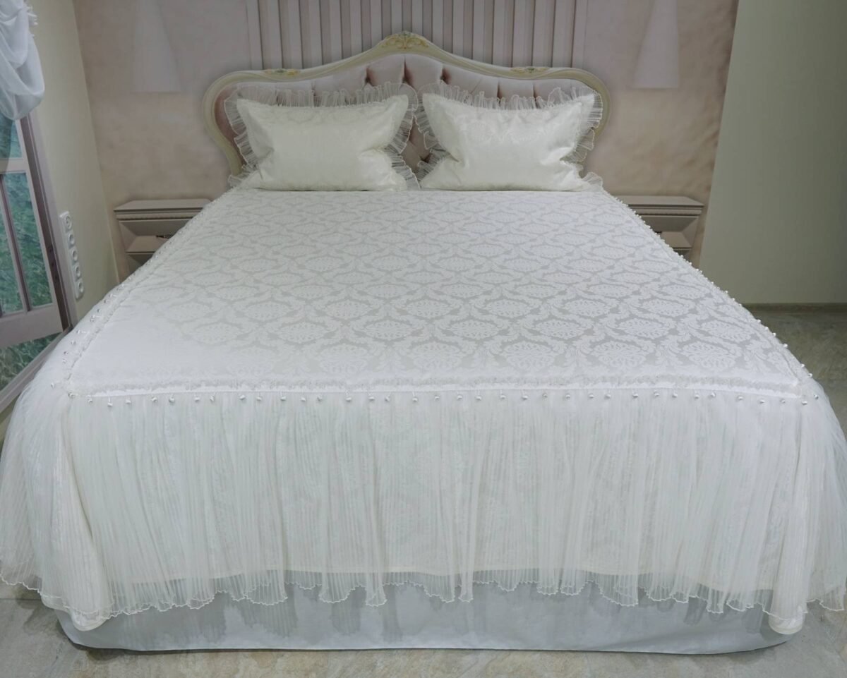 Pagal individualų užsakymą. Prabangi lovatiesė Emilija kreminės spalvos dekoruota tiulio smulkiomis klostėmis ir prabangiu baltu kutu 260×260