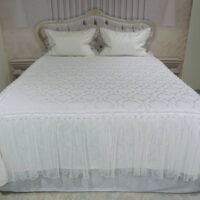 Pagal individualų užsakymą. Prabangi lovatiesė Emilija kreminės spalvos dekoruota tiulio smulkiomis klostėmis ir prabangiu baltu kutu 260×260
