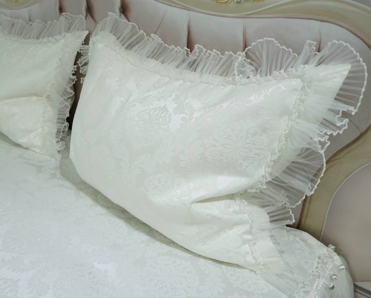 Pagal individualų užsakymą. Prabangi lovatiesė Emilija kreminės spalvos dekoruota tiulio smulkiomis klostėmis ir prabangiu baltu kutu 260×260