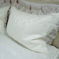 Pagal individualų užsakymą. Prabangi lovatiesė Emilija kreminės spalvos dekoruota tiulio smulkiomis klostėmis ir prabangiu baltu kutu 260×260