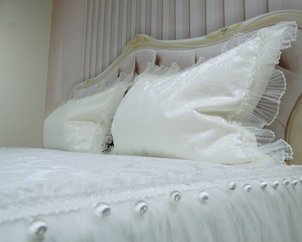 Pagal individualų užsakymą. Prabangi lovatiesė Emilija kreminės spalvos dekoruota tiulio smulkiomis klostėmis ir prabangiu baltu kutu 260×260