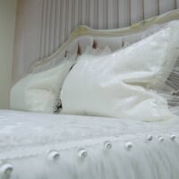 Pagal individualų užsakymą. Prabangi lovatiesė Emilija kreminės spalvos dekoruota tiulio smulkiomis klostėmis ir prabangiu baltu kutu 260×260