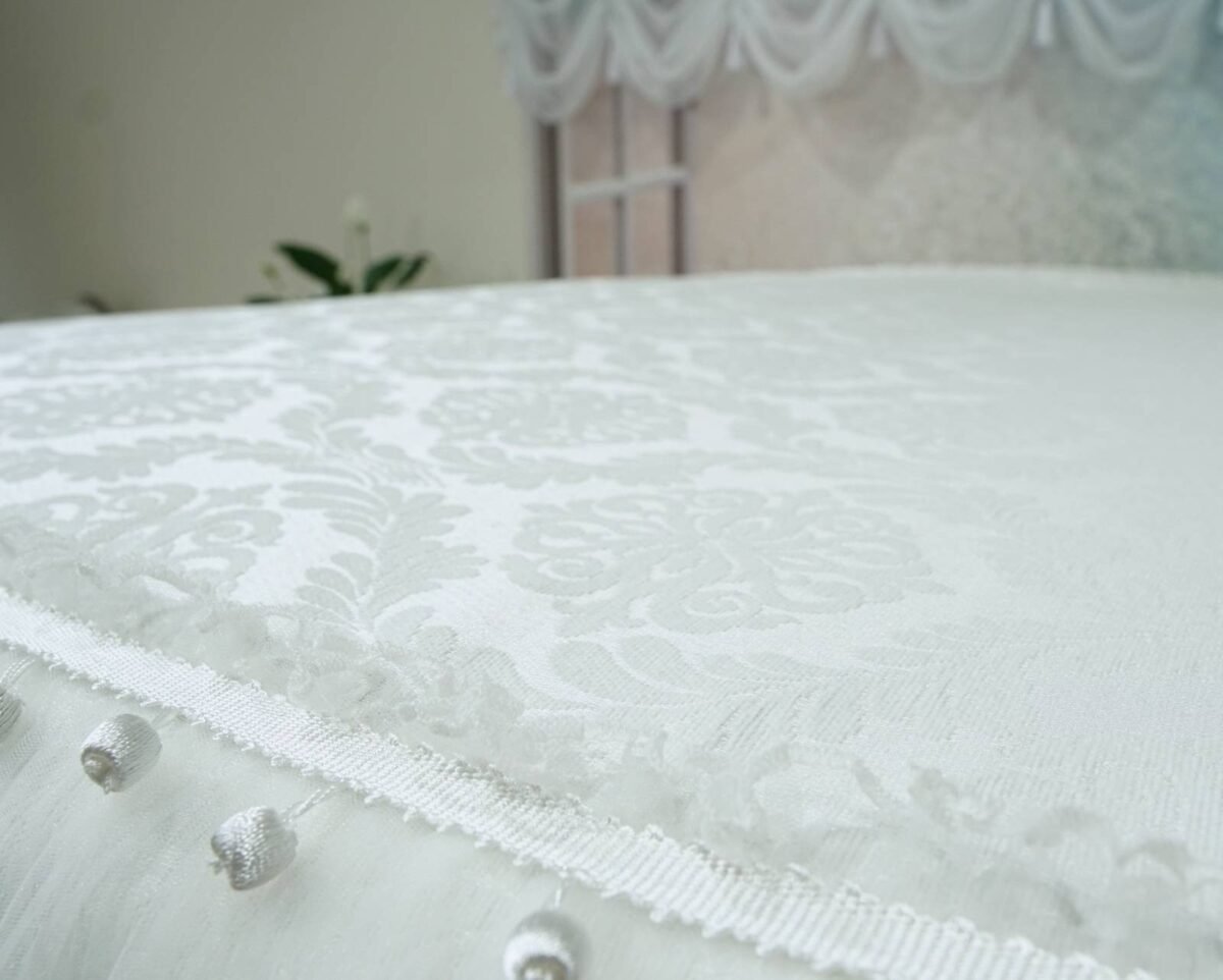 Pagal individualų užsakymą. Prabangi lovatiesė Emilija kreminės spalvos dekoruota tiulio smulkiomis klostėmis ir prabangiu baltu kutu 260×260