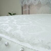 Pagal individualų užsakymą. Prabangi lovatiesė Emilija kreminės spalvos dekoruota tiulio smulkiomis klostėmis ir prabangiu baltu kutu 260×260