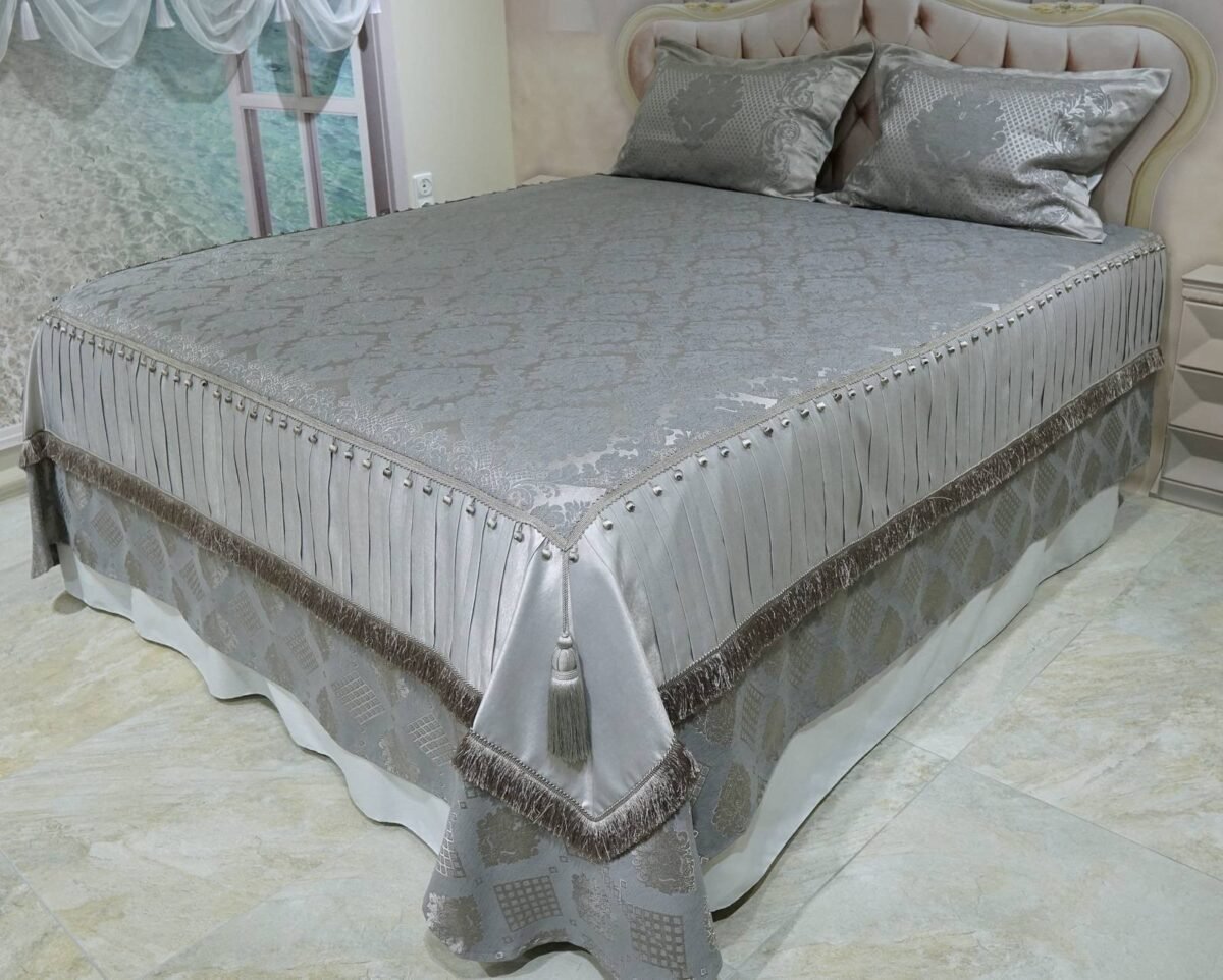 Pagal individualų užsakymą. Prabangi Lovatiesė Luiza pilkos spalvos dekoruota klostėmis ir prabangiu kutu dekoru  260×260