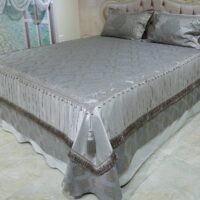 Pagal individualų užsakymą. Prabangi Lovatiesė Luiza pilkos spalvos dekoruota klostėmis ir prabangiu kutu dekoru  260×260