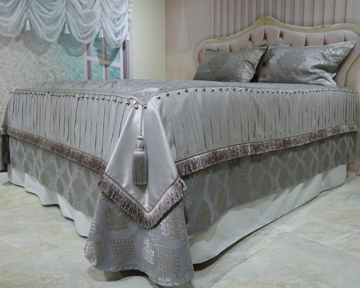 Pagal individualų užsakymą. Prabangi Lovatiesė Luiza pilkos spalvos dekoruota klostėmis ir prabangiu kutu dekoru  260×260