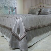 Pagal individualų užsakymą. Prabangi Lovatiesė Luiza pilkos spalvos dekoruota klostėmis ir prabangiu kutu dekoru  260×260