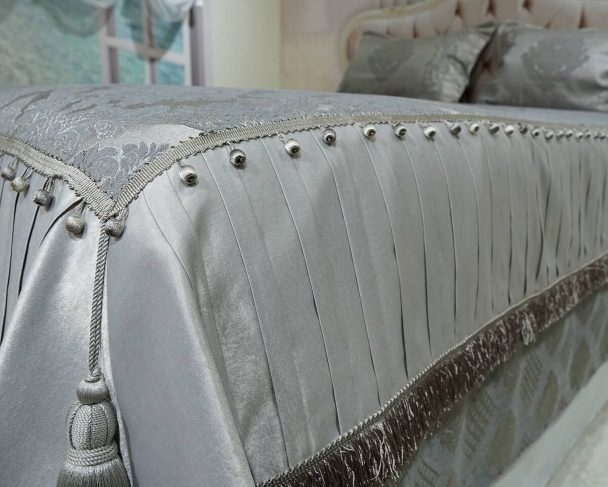 Pagal individualų užsakymą. Prabangi Lovatiesė Luiza pilkos spalvos dekoruota klostėmis ir prabangiu kutu dekoru  260×260