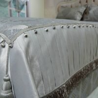 Pagal individualų užsakymą. Prabangi Lovatiesė Luiza pilkos spalvos dekoruota klostėmis ir prabangiu kutu dekoru  260×260