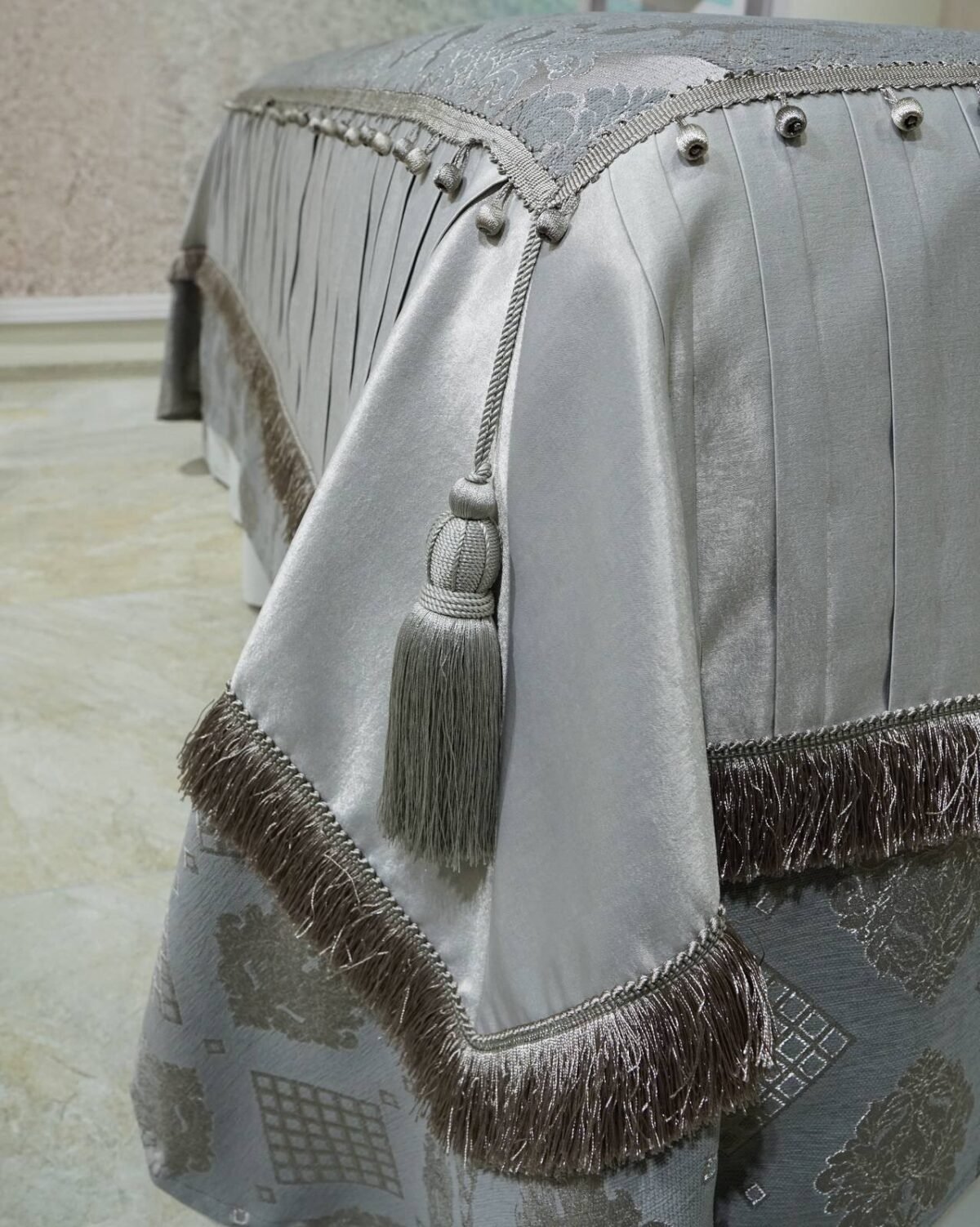 Pagal individualų užsakymą. Prabangi Lovatiesė Luiza pilkos spalvos dekoruota klostėmis ir prabangiu kutu dekoru  260×260