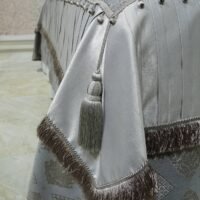 Pagal individualų užsakymą. Prabangi Lovatiesė Luiza pilkos spalvos dekoruota klostėmis ir prabangiu kutu dekoru  260×260