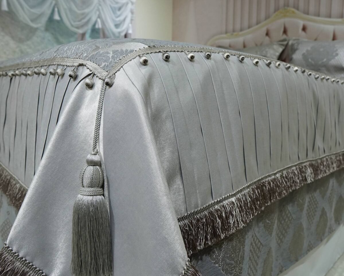 Pagal individualų užsakymą. Prabangi Lovatiesė Luiza pilkos spalvos dekoruota klostėmis ir prabangiu kutu dekoru  260×260