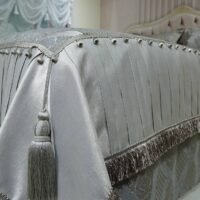 Pagal individualų užsakymą. Prabangi Lovatiesė Luiza pilkos spalvos dekoruota klostėmis ir prabangiu kutu dekoru  260×260