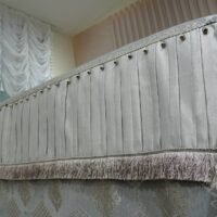 Pagal individualų užsakymą. Prabangi Lovatiesė Luiza pilkos spalvos dekoruota klostėmis ir prabangiu kutu dekoru  260×260