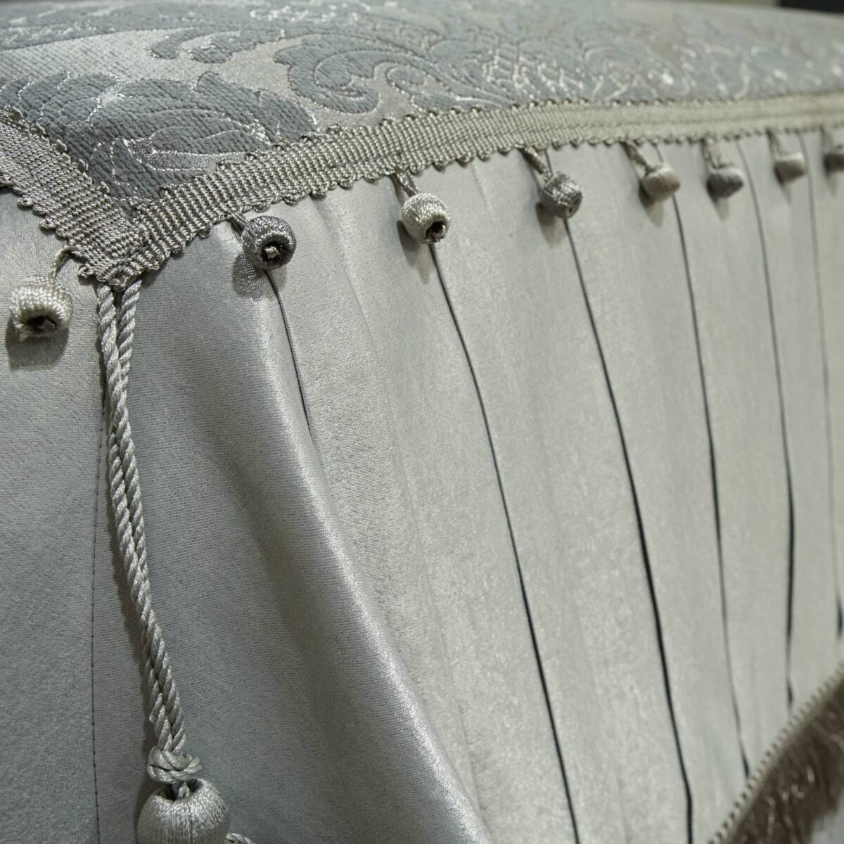 Pagal individualų užsakymą. Prabangi Lovatiesė Luiza pilkos spalvos dekoruota klostėmis ir prabangiu kutu dekoru  260×260