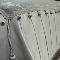 Pagal individualų užsakymą. Prabangi Lovatiesė Luiza pilkos spalvos dekoruota klostėmis ir prabangiu kutu dekoru  260×260